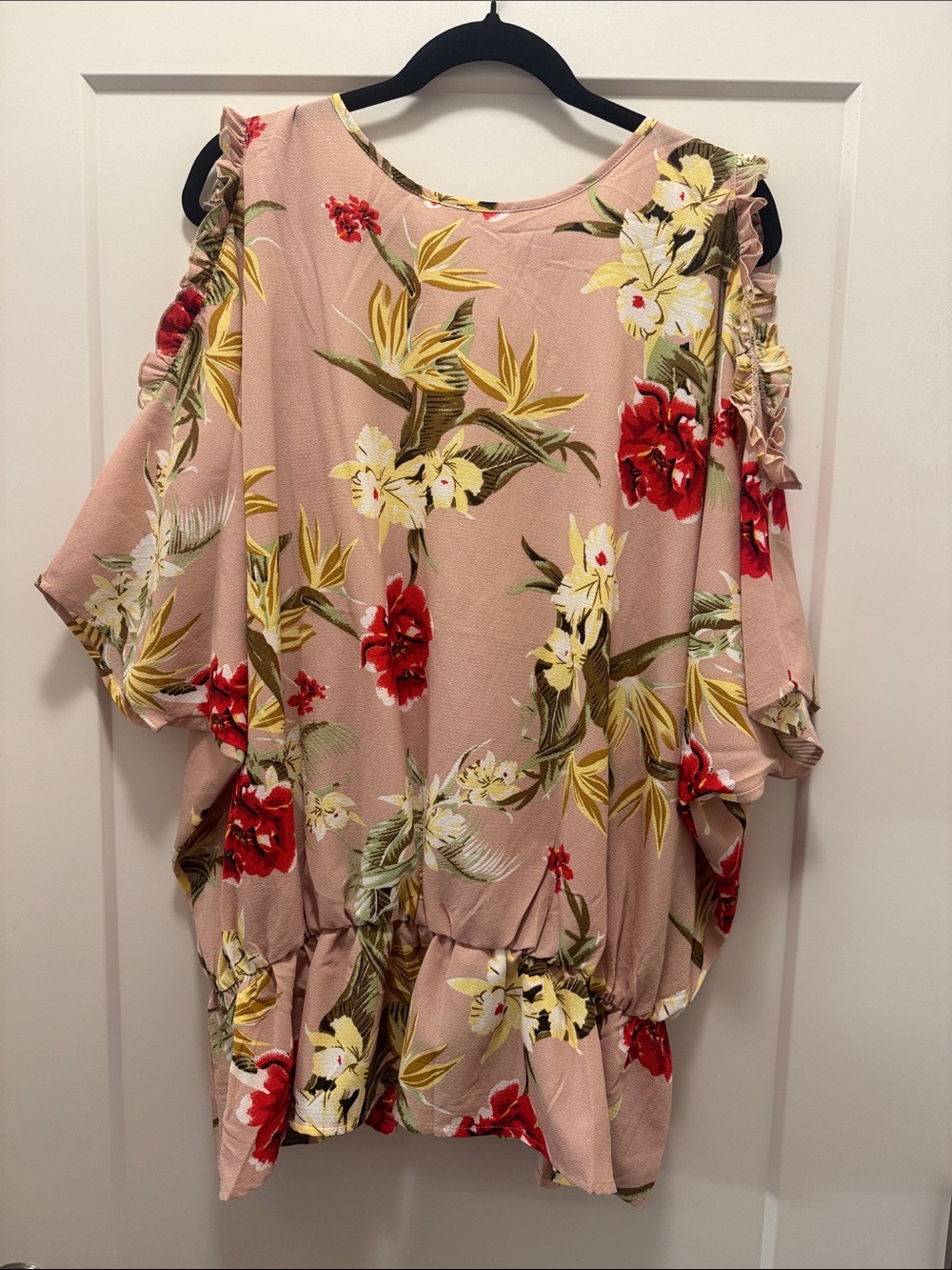 🆕 easel Blush Floral Cold-Shoulder Tunic with Red & Cream Blooms. M. NWT!🔥